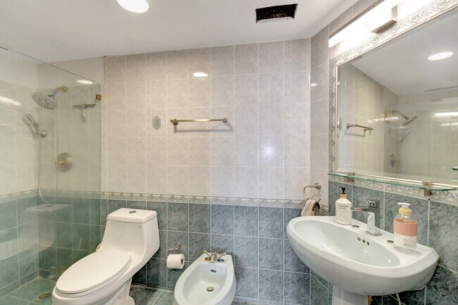 Building Photo - 300 Bayview Dr