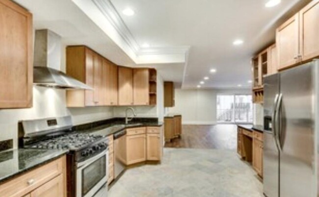 Building Photo - 3 bedroom in Chicago IL 60610