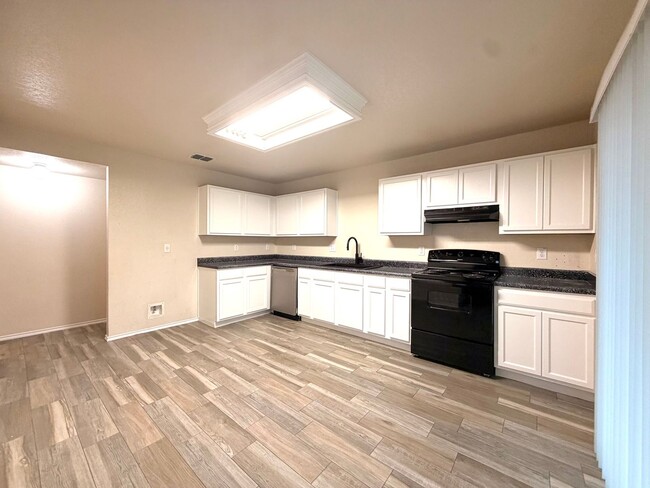 Building Photo - Lovely 3 Bedroom 2.5 Bath with easy access to shopping, schools, I-1604, I-410, Hwy 151, SeaWorld...