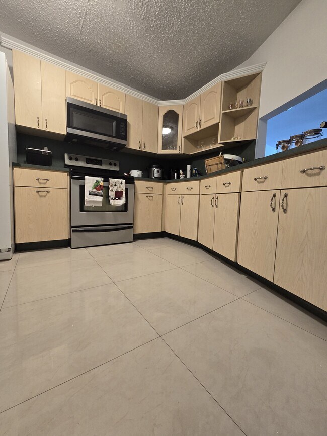 Large kitchen. Plenty of cabinets - 1670 NE 191st St