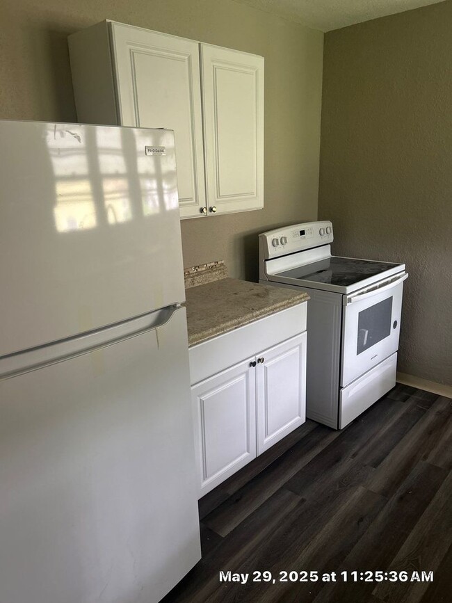 Building Photo - 800-802 E 75th Terrace - Duplex