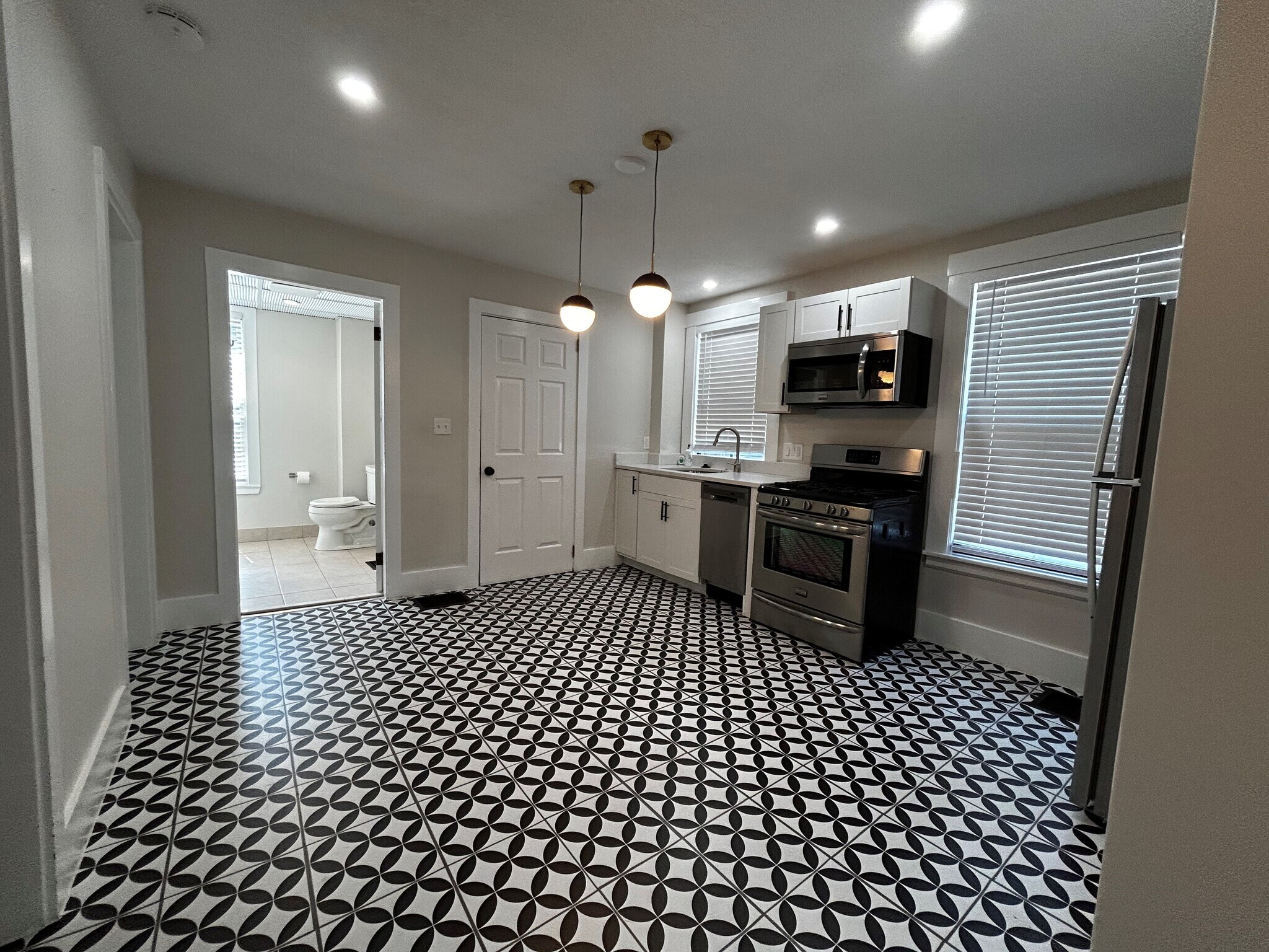 Building Photo - 55 Hale St