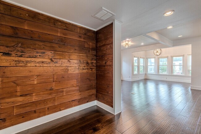 Building Photo - 311 W Mistletoe Ave