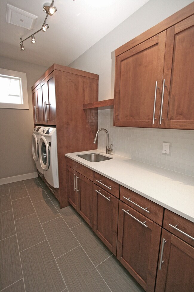 Building Photo - 713 W Willapa Ave