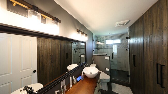 Building Photo - 3 Bed 3 Bath - Upgrades Throughout - Matur...
