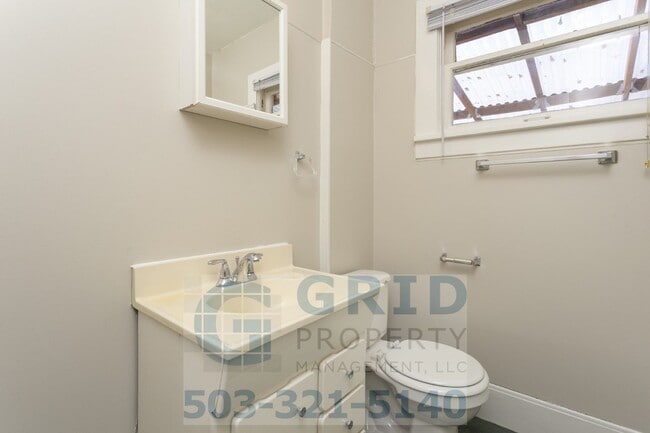 Building Photo - 2 Bedroom Home Available in Southeast Woodstock Area!