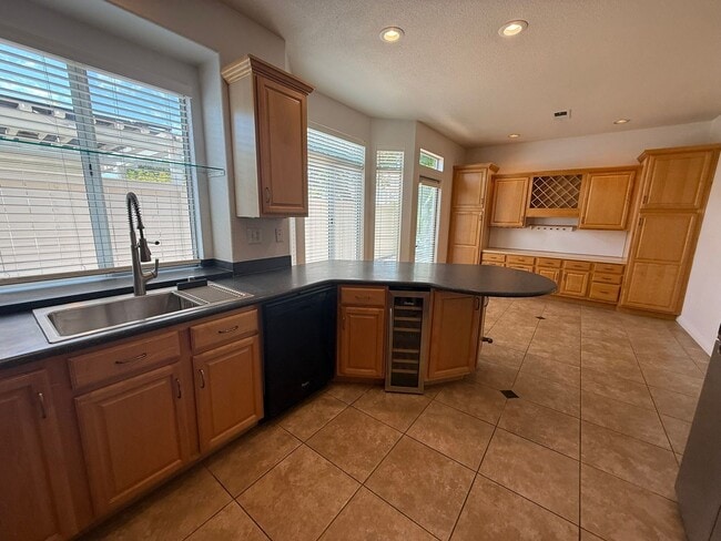 Building Photo - LOCATION LOCATION!! 4BR/3BA Townhome in De...