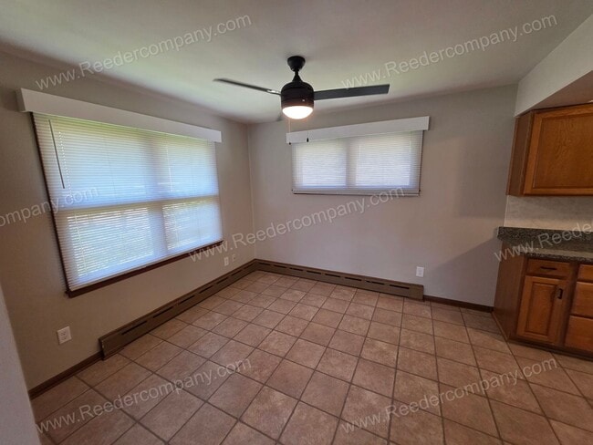 Building Photo - Spacious and updated 2 bedroom 1 bathroom Duplex