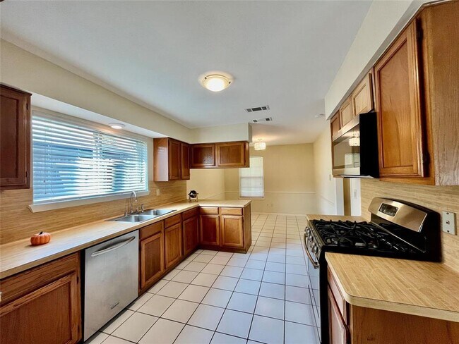 Building Photo - 3038 Sam Houston Dr