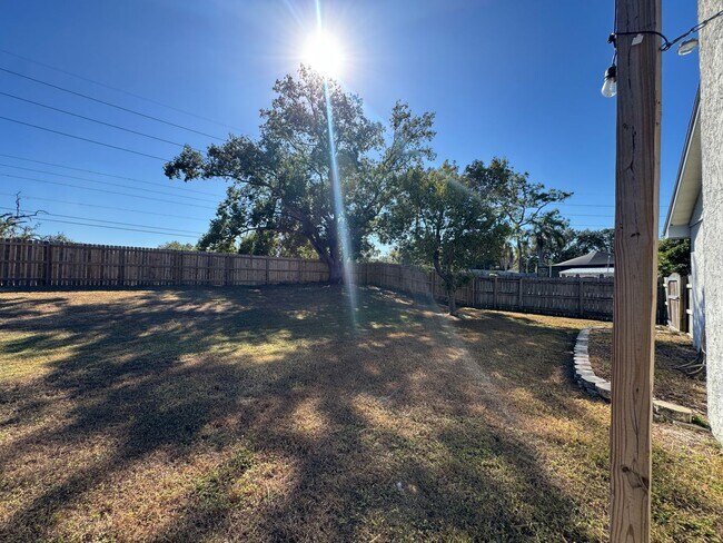 Building Photo - Your Dream Home Awaits! MASSIVE Backyard! ...