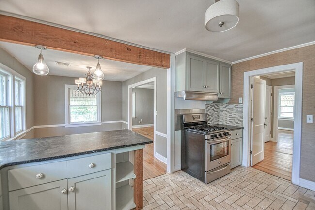Building Photo - Charming Campus Home!