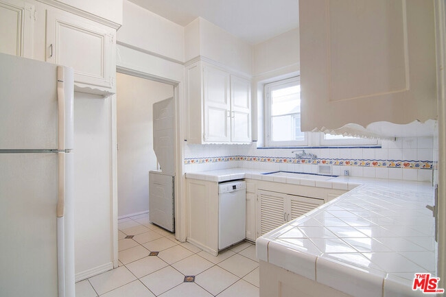 Building Photo - 1215 S Alfred St