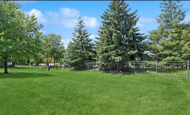 Building Photo - 841 Barclay Dr