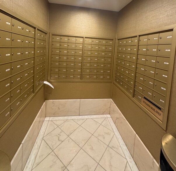 Building Photo - 111 E Chestnut St