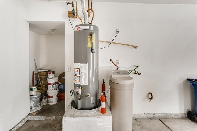 Building Photo - Northwest 1st Floor Condo in a Gated Community