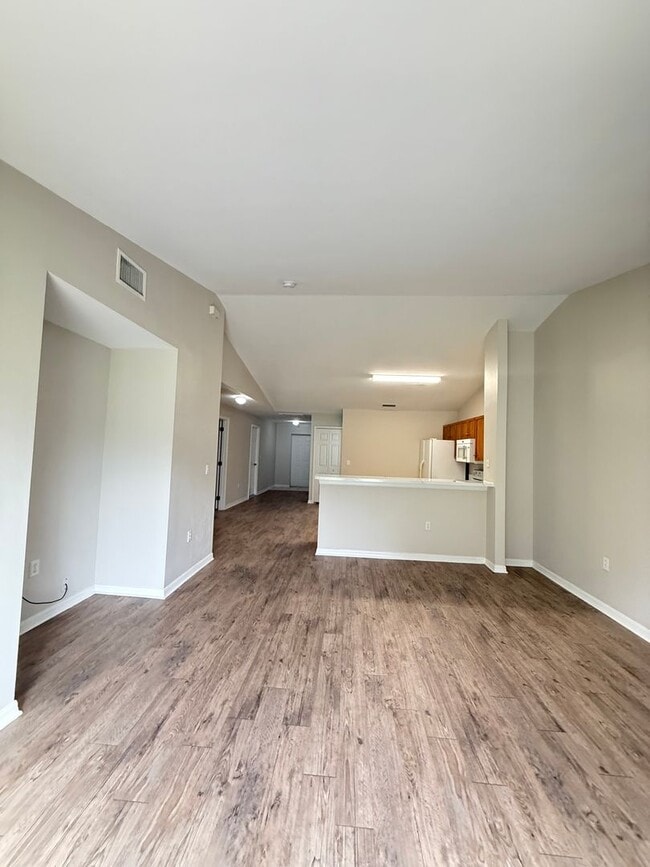 Building Photo - Spacious 3 Bedroom Duplex in Lehigh Acres