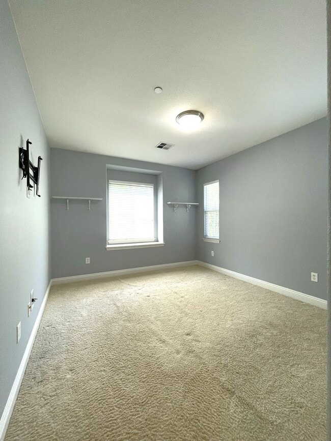 Building Photo - Stunning 3 Bedroom 2.5 Bath Town Home in p...