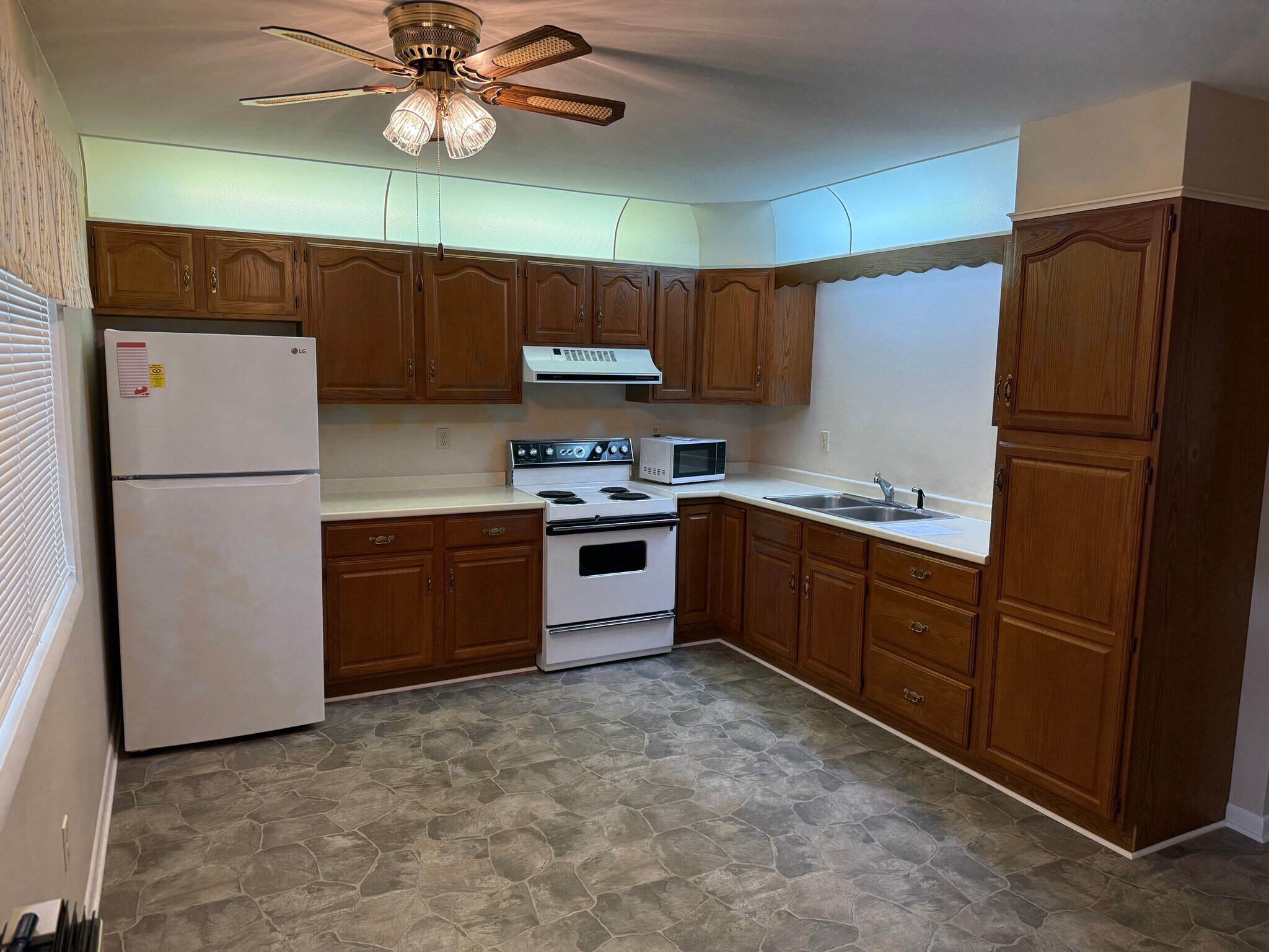 Kitchen - 23 Ontario St