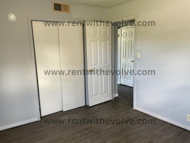 Building Photo - 225 S Angle St