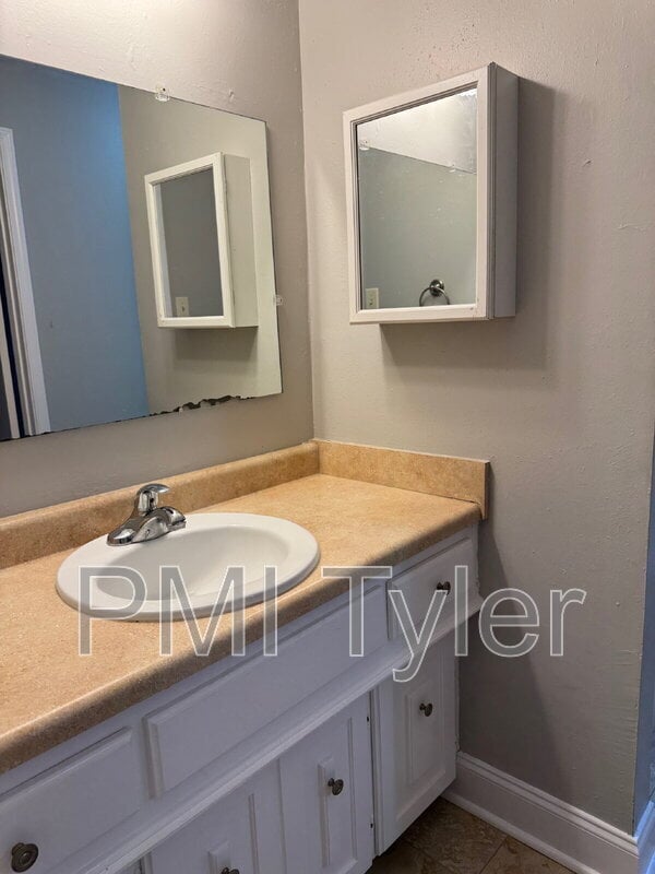 Building Photo - 1005 Towne Lake Dr