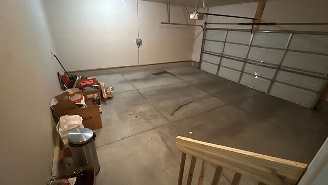 Building Photo - Beautiful and Spacious 4 Bedroom 3 Bath Av...