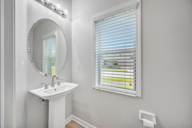 Building Photo - 3 Bedroom 2 Bathroom Townhouse