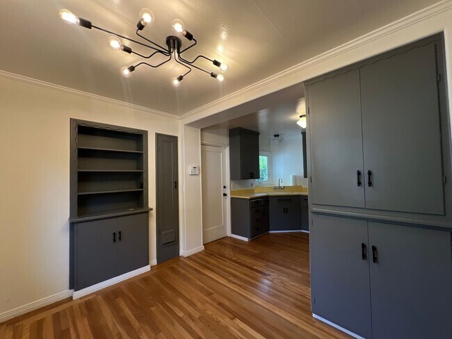 Building Photo - 2 Bedroom/1 Bath Available in Oakland!