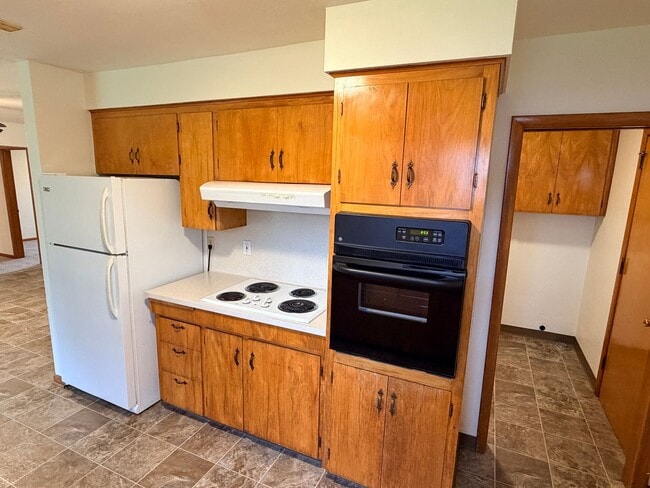 Building Photo - Three Bedroom Home with Covered Patio