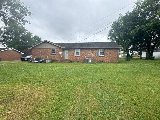 Building Photo - Charming 2-Bedroom Brick Duplex with Spacious Yard in Lebanon