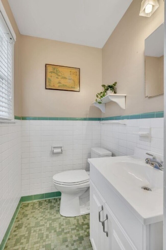 Building Photo - Renovated Ranch, Fenced Yard, Separate Studio