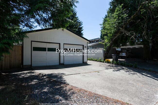 Building Photo - Updated Two Bedroom Duplex in Sellwood - Garage Included!