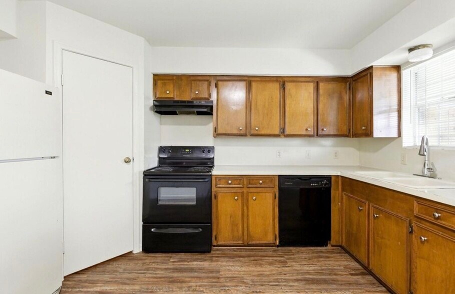 Building Photo - 9641 Hollock St