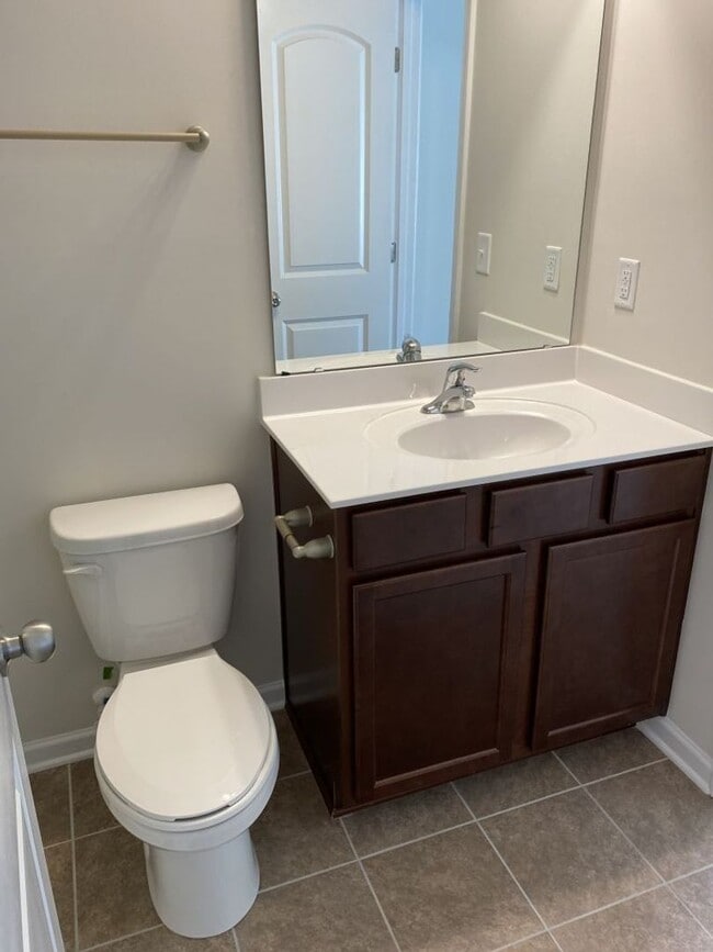 Building Photo - Spacious 2 Story, 3 Bed, 3 Bath Townhome n...