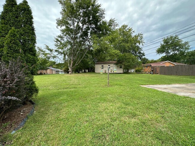 Building Photo - Beautiful Pet Friendly 3 bedroom home for ...