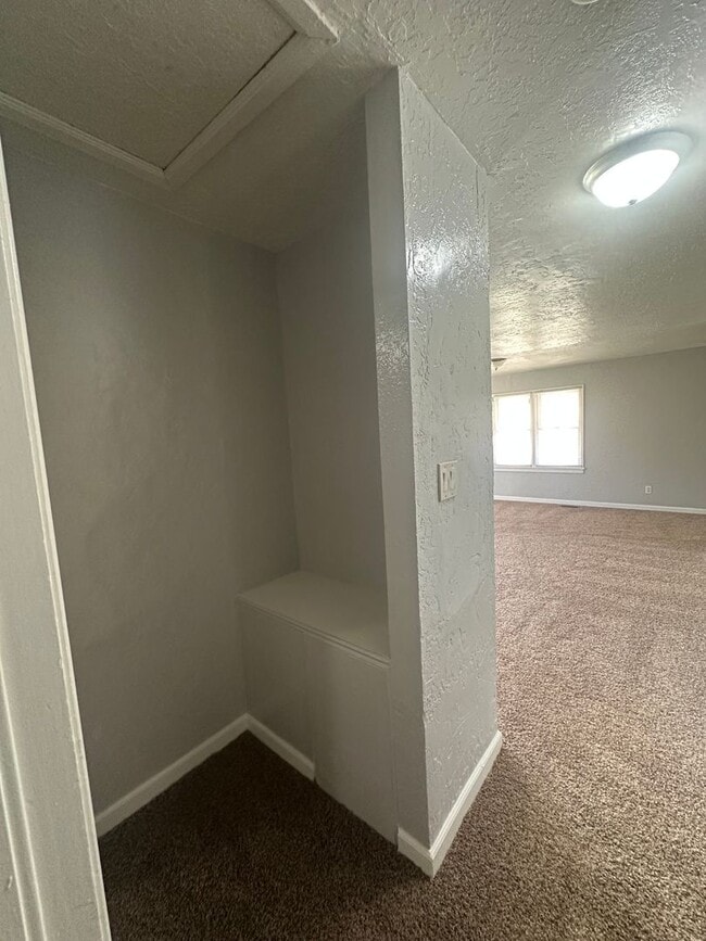 Building Photo - 2 Bed, 1 Bath, 1 Car Garage