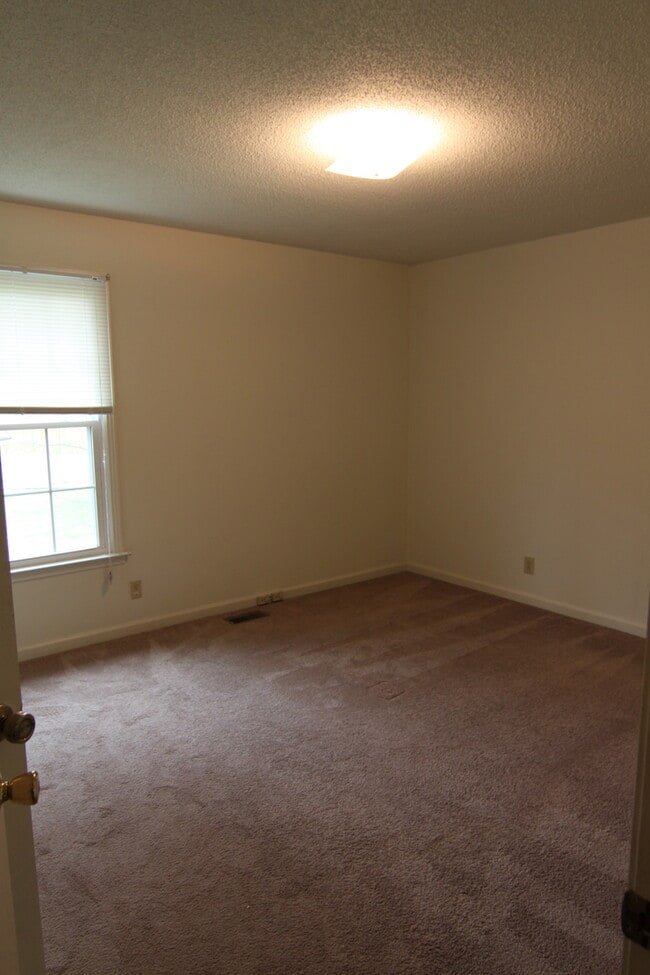 Building Photo - 4 Bedroom Pet Friendly Home For Rent Near Post!