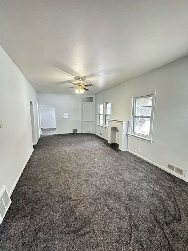 Building Photo - 3 Bedroom 1 Bath Home in South Bend In. AC...