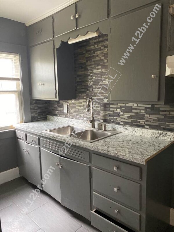 Building Photo - 2-Bedroom 3rd Story Unit in Toledo's Histo...