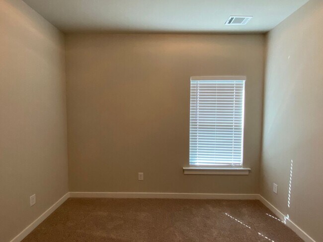 Building Photo - Home for Rent in Jemison, AL...  Available...