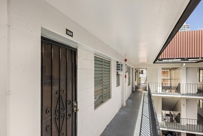 Building Photo - Fully Furnished Studio, 1 Bath. NO parking. Electric water and sewer are included in the rent.