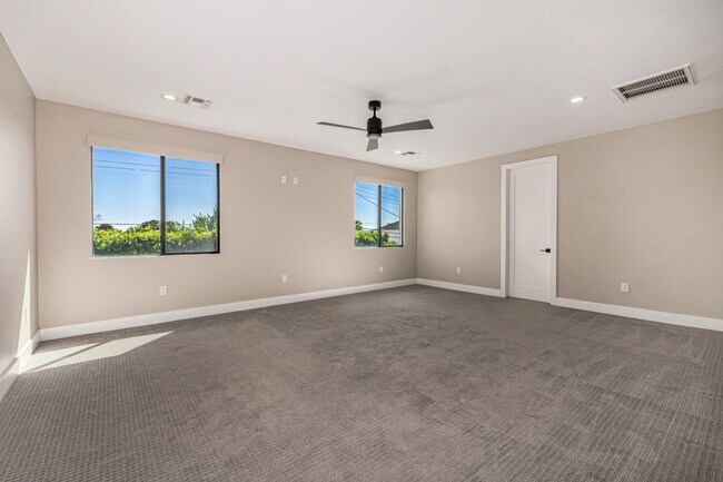 Building Photo - 3821 E Devonshire Ave