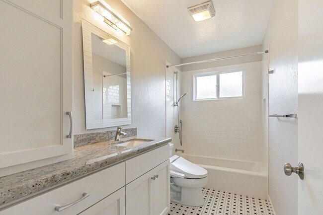 Building Photo - Remodeled 6-Bedroom House