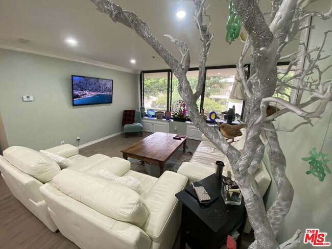 Building Photo - 121 S Hope St