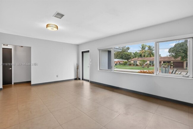 Building Photo - 425 NE 114th St