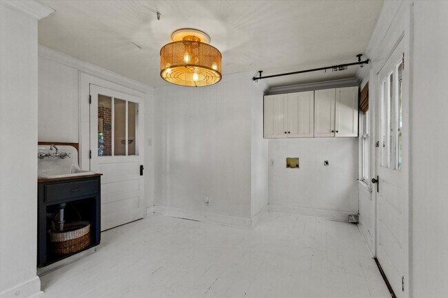 Building Photo - ASK ABOUT FREE RENT! Country Classic with Modern Convenience! Low maintenance!