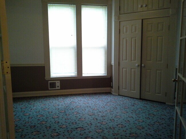 Building Photo - Beautiful Ground Level 1Bed/1Bath with out...