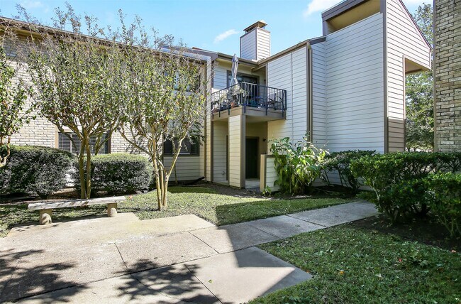 Building Photo - 7065 N Holiday Dr