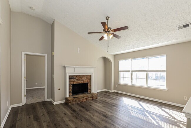 Building Photo - 587 Rosewood Cir