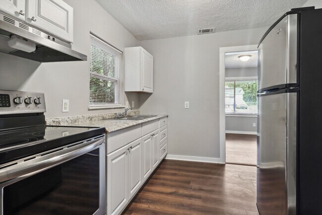 Building Photo - Large 3BR/1BA Near Ardsley Park House For Rent