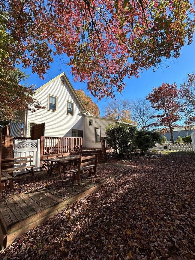 Building Photo - Beautiful, Large 4 Bedroom 1.5 Bath Home in Lancaster with Yard!